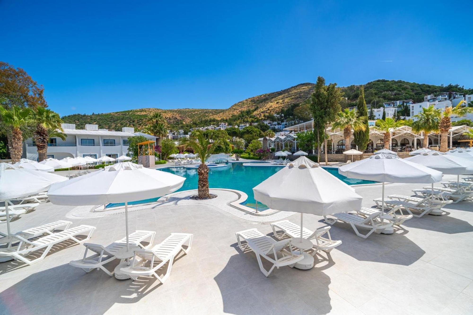 فندق لابراندا تي إم تي بودروم المظهر الخارجي الصورة The resort's main pool