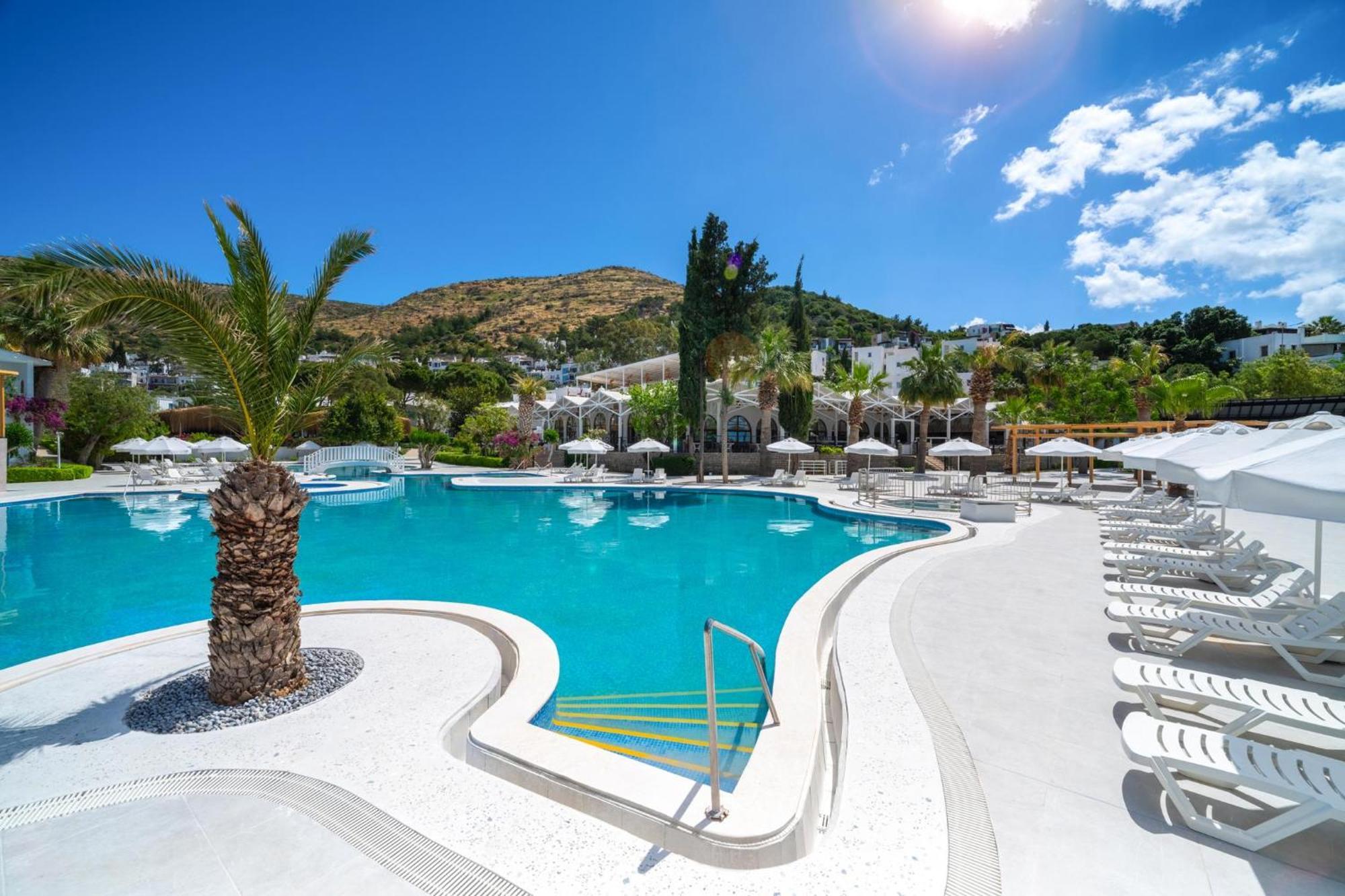 فندق لابراندا تي إم تي بودروم المظهر الخارجي الصورة The resort's main pool
