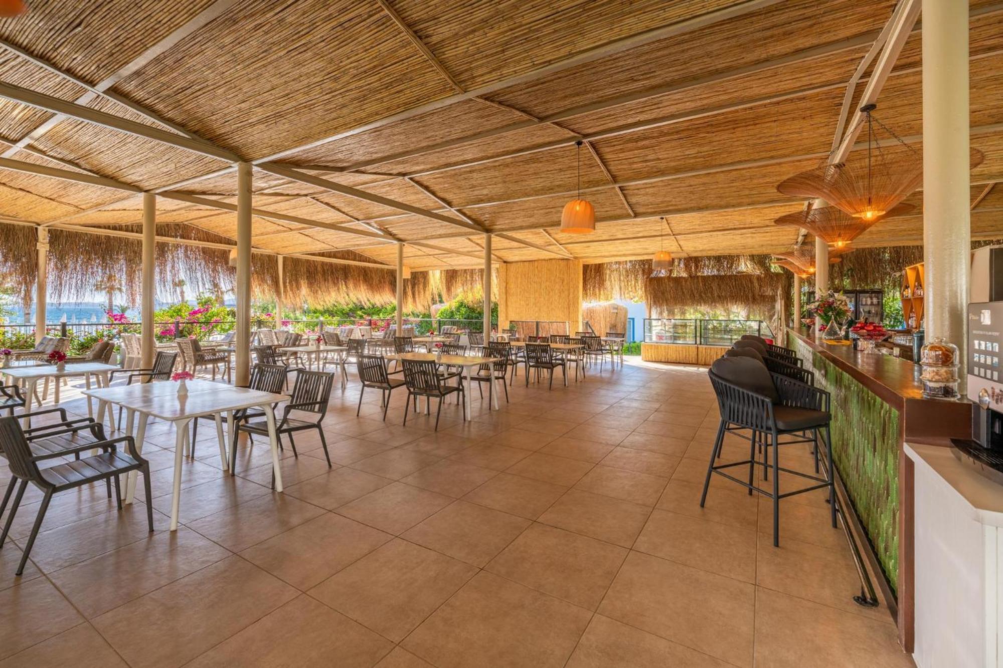 فندق لابراندا تي إم تي بودروم المظهر الخارجي الصورة Restaurant at the resort