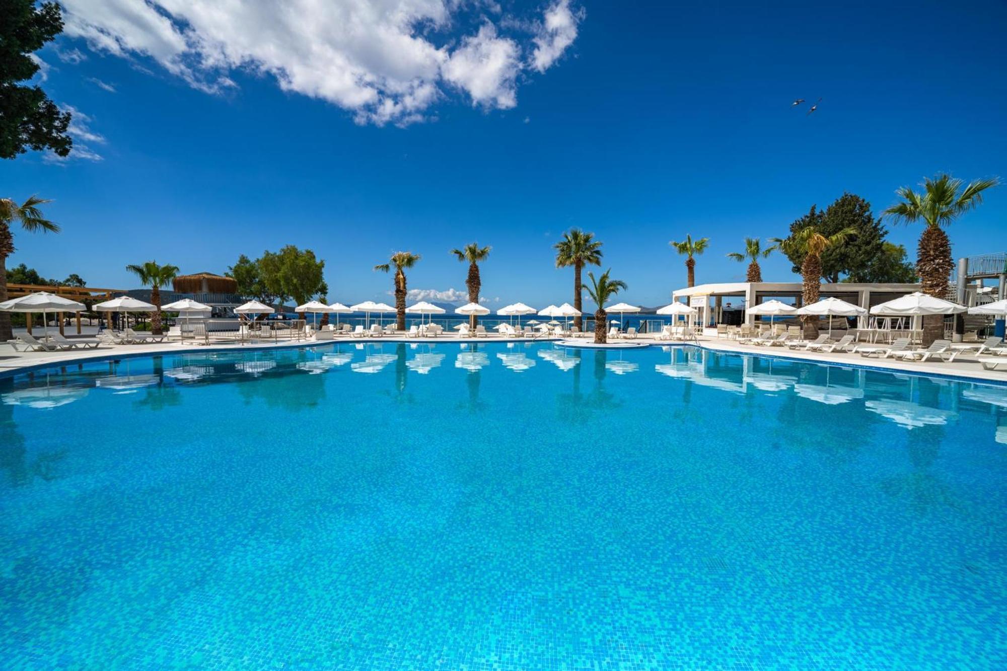فندق لابراندا تي إم تي بودروم المظهر الخارجي الصورة The swimming pool at the hotel
