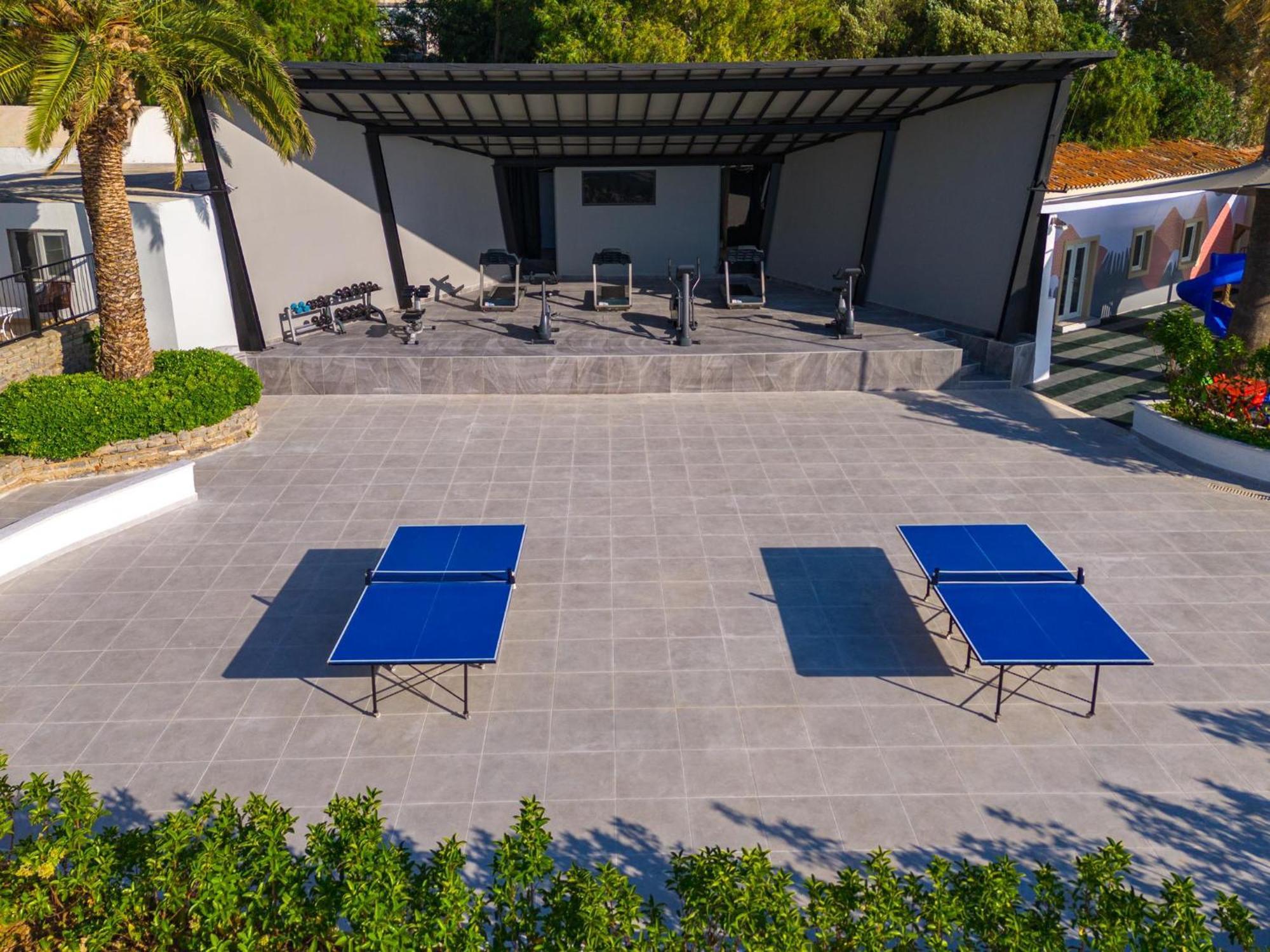 فندق لابراندا تي إم تي بودروم المظهر الخارجي الصورة The table tennis area