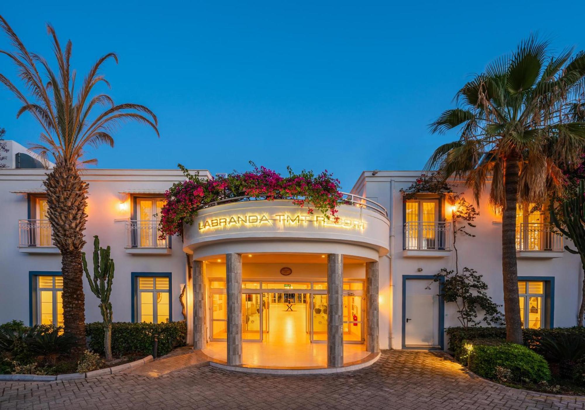 فندق لابراندا تي إم تي بودروم المظهر الخارجي الصورة Entrance of the hotel